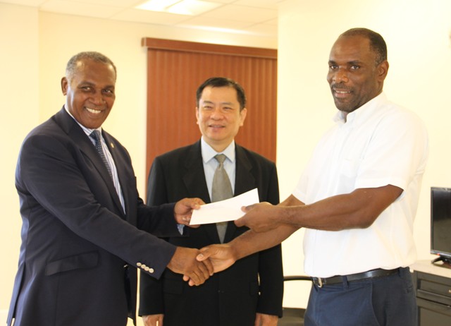 Premier of Nevis Hon. Vance Amory (left) hands over a cheque from the government and people of the Republic of China (Taiwan) at his Pinney’s Estate office on September 30, 2016, to Colin Dore, Permanent Secretary in the Ministry of Finance in the Nevis island Administration (right) while Resident Ambassador of the Republic of China (Taiwan) to St. Kitts and Nevis His Excellency George Gow Wei Chiou looks on