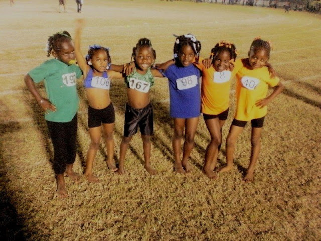 Primary school students participating in the races 