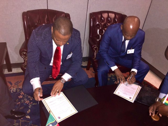 Hon. Mark Brantley, Foreign Minister in St. Kitts and Nevis (left) and Professor Robert Dussey, Minister of Foreign Affairs, Cooperation and African Integration signing an agreement on September 25, 2018